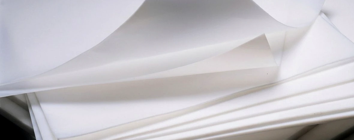 Gestapelte PTFE-Folien aus Virgin-PTFE, ein Bogen aufgeschlagen