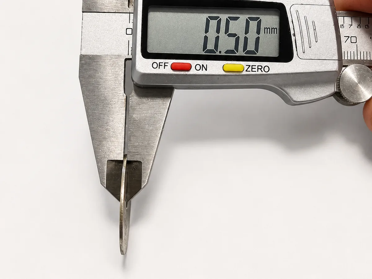 Digitaler Messschieber misst die Stärke einer einzelnen Bremsscheibe: 0,50 mm